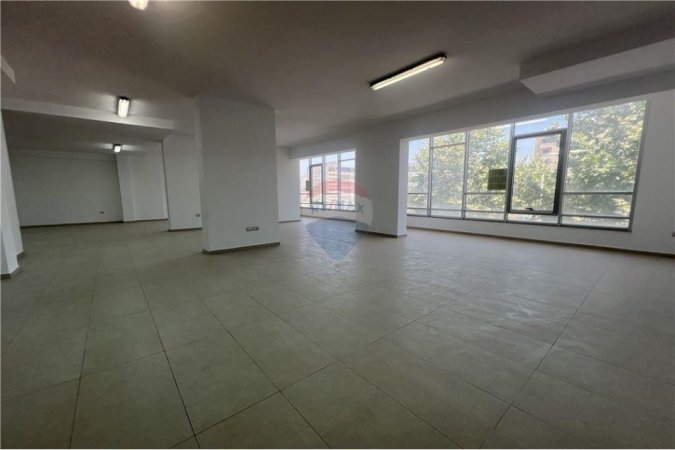 Vlore, jepet me qera ambjent biznesi Kati 2, 225 m² 850 € (TRANBALLKANIKE, VLORË)
