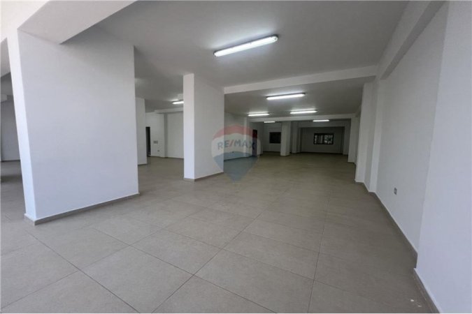 Vlore, jepet me qera ambjent biznesi Kati 2, 225 m² 850 € (TRANBALLKANIKE, VLORË)