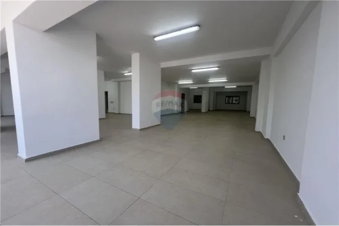 Vlore, jepet me qera ambjent biznesi Kati 2, 225 m² 850 € (TRANBALLKANIKE, VLORË)