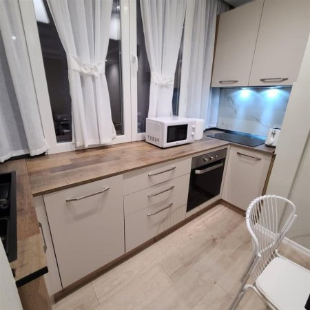 Tirane, jepet me qera apartament 1+1+Ballkon Kati 2, 60 m² 750 € (QENDER)