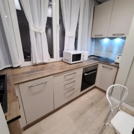 Tirane, jepet me qera apartament 1+1+Ballkon Kati 2, 60 m² 750 € (QENDER)