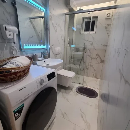 Tirane, jepet me qera apartament 1+1+Ballkon Kati 2, 60 m² 750 € (QENDER)