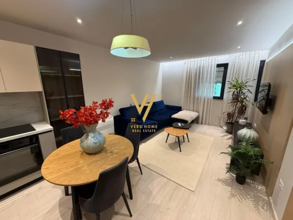 Tirane, jepet me qera apartament 1+1+Ballkon Kati 3, 75 m² 900 € (ISH BLLOK)