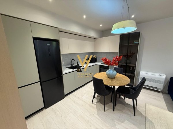 Tirane, jepet me qera apartament 1+1+Ballkon Kati 3, 75 m² 900 € (ISH BLLOK)