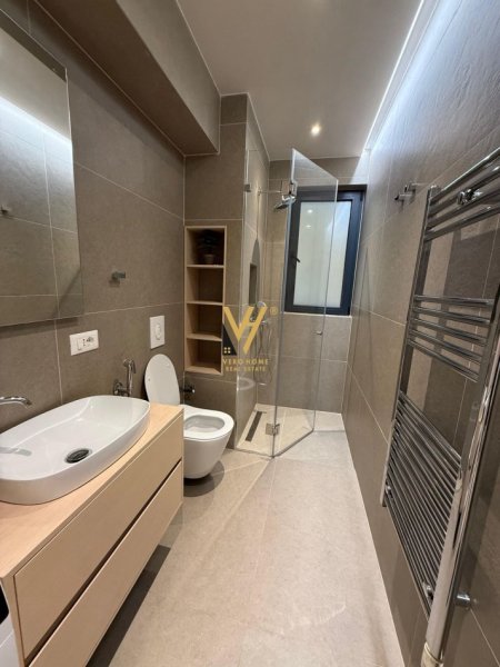 Tirane, jepet me qera apartament 1+1+Ballkon Kati 3, 75 m² 900 € (ISH BLLOK)