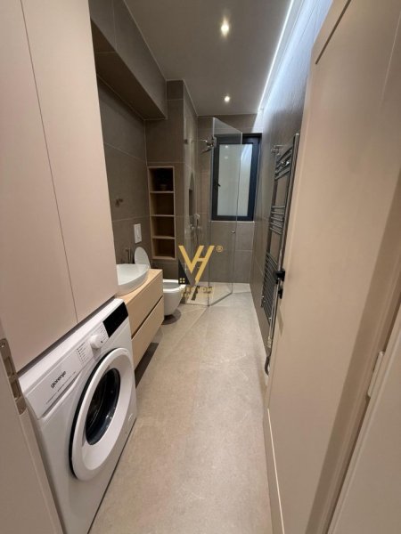 Tirane, jepet me qera apartament 1+1+Ballkon Kati 3, 75 m² 900 € (ISH BLLOK)