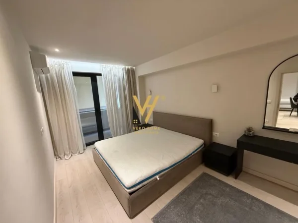 Tirane, jepet me qera apartament 1+1+Ballkon Kati 3, 75 m² 900 € (ISH BLLOK)