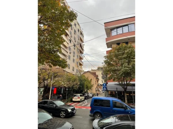 Tirane, shitet ambjent biznesi Kati 0, 35 m² 105.000 € (Rruga e Barrikadave)