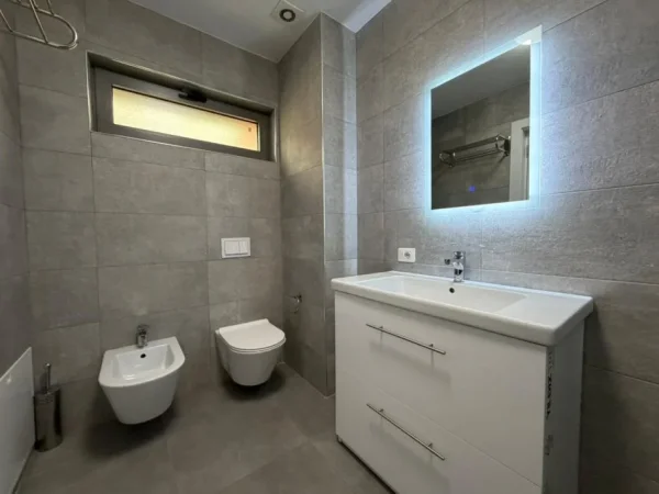 Tirane, jepet me qera Vile 3 Katshe Kati 0, 450 m² 2.350 € (Prane TEG)