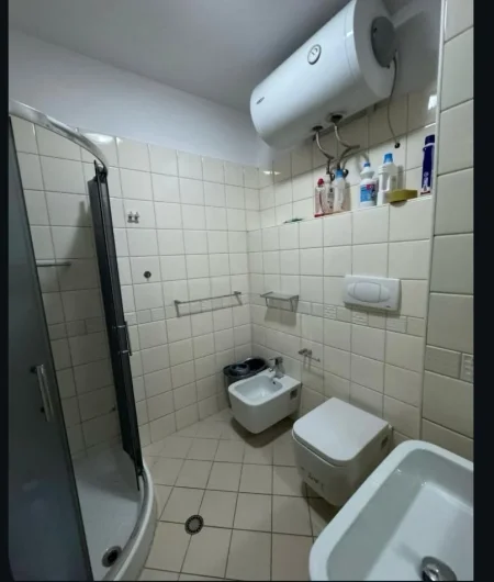 Tirane, jepet me qera apartament 2+1 Kati 7, 115 m² 600 € (PERBALLE SHKOLLES HARRY FULTZ)