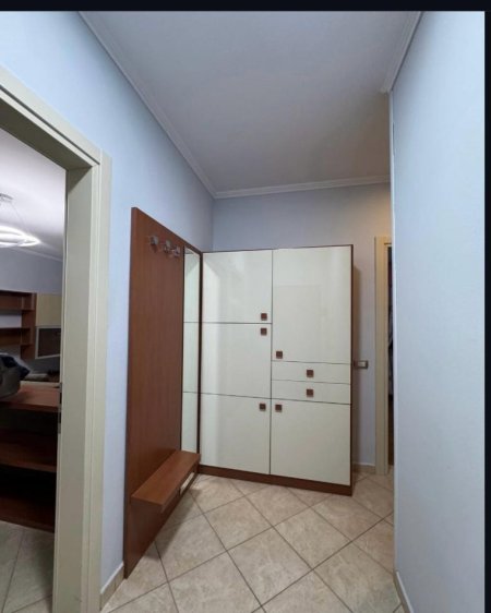 Tirane, jepet me qera apartament 2+1 Kati 7, 115 m² 600 € (PERBALLE SHKOLLES HARRY FULTZ)