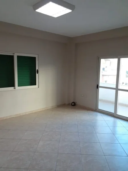 Tirane, jepet me qera apartament 3+1 Kati 2, 800 € 