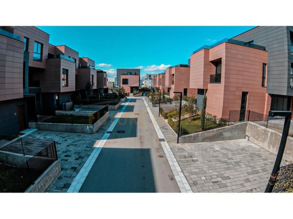 Tirane, jepet me qera Vile , 359 m² 5.000 € 