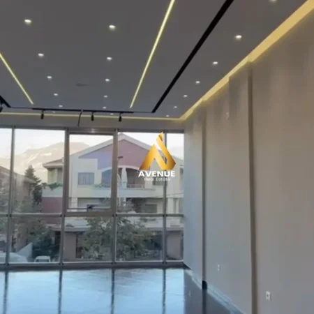 Tirane, jepet me qera ambjent biznesi Kati 2, 75 m² 700 € (Bulevardi Blu)