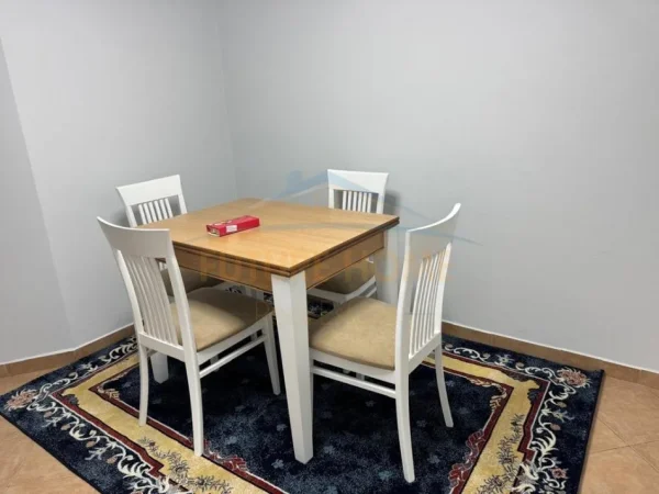 Tirane, jepet me qera apartament 1+1+Ballkon Kati 7, 90 m² 800 € (Rruga e Kavajes)