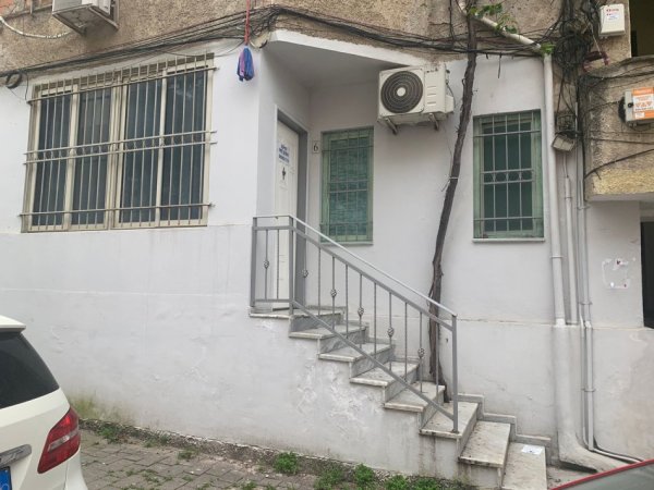 Tirane, jap me qera zyre Kati 1, 30 m² 400 € (Komuna e Parisit, Rr Grigor Heba)