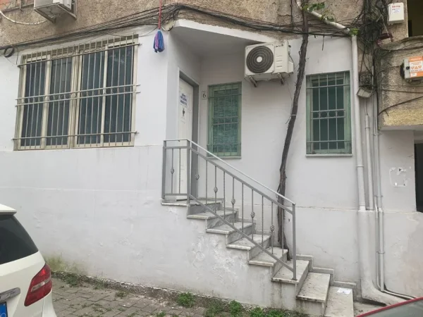 Tirane, jap me qera zyre Kati 1, 30 m² 400 € (Komuna e Parisit, Rr Grigor Heba)