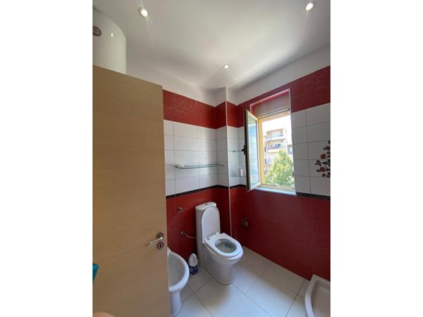 Tirane, jepet me qera apartament 2+1+Aneks+Ballkon Kati 4, 110 m² 1.000 € (liqeni i thate)