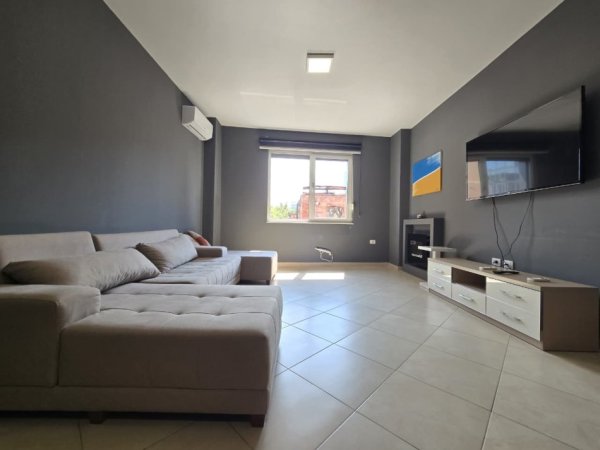 Tirane, jepet me qera apartament 2+1 Kati 3, 102 m² 850 € (Qender)