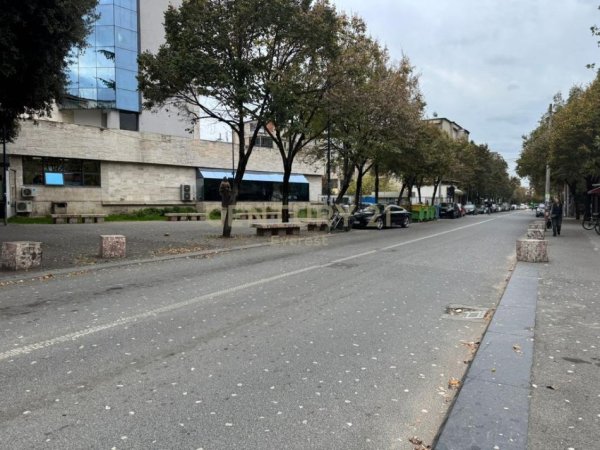 Tirane, jepet me qera ambjent biznesi Kati 0, 24 m² 400 € (Rruga Fortuzi)