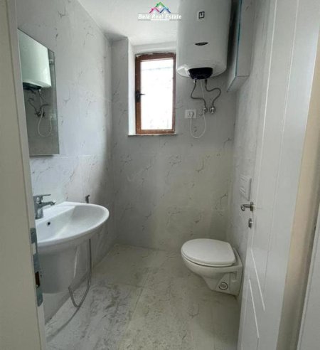 Tirane, jepet me qera zyre Kati 0, 70 m² 800 € (Bulevardi Bajram curri)
