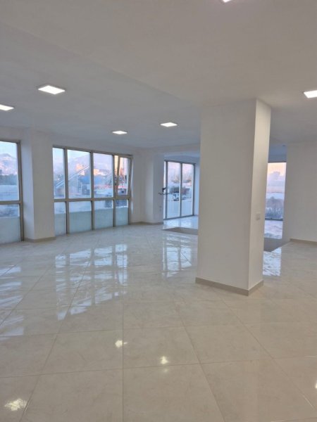 Tirane, jepet me qera dyqan Kati 0, 260 m² 2.600 € (BULEVARDI RI)