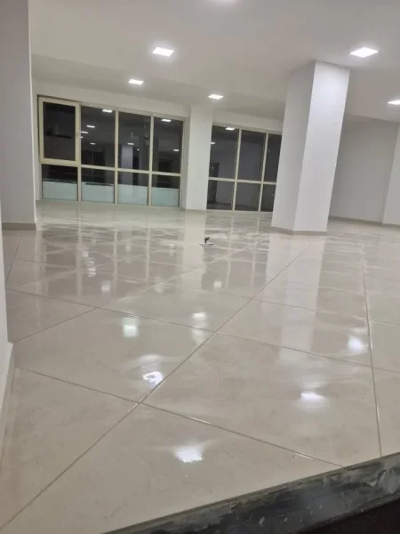 Tirane, jepet me qera dyqan Kati 0, 260 m² 2.600 € (BULEVARDI RI)