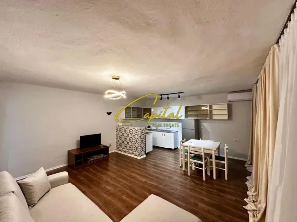 Tirane, jepet me qera apartament 1+1 Kati 3, 65 m² 600 € (QENDER)