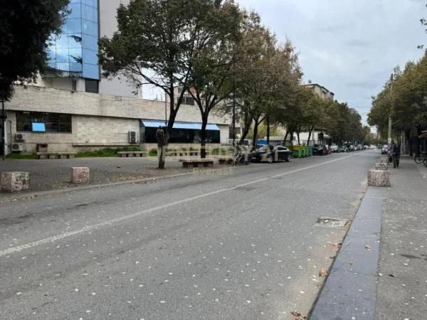 Tirane, jepet me qera ambjent biznesi Kati 0, 12 m² 250 € (Rruga Fortuzi)