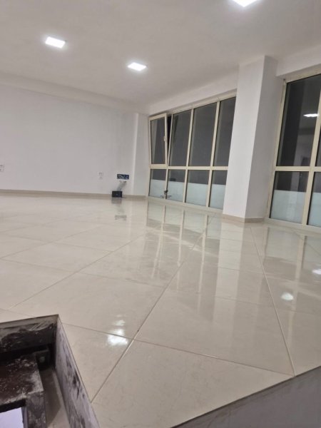 Tirane, jepet me qera zyre Kati 0, 260 m² 2.600 € (BULEVARDI I RI)