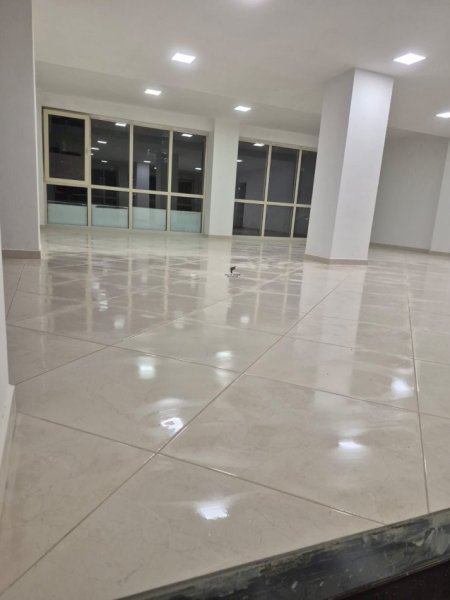 Tirane, jepet me qera zyre Kati 0, 260 m² 2.600 € (BULEVARDI I RI)