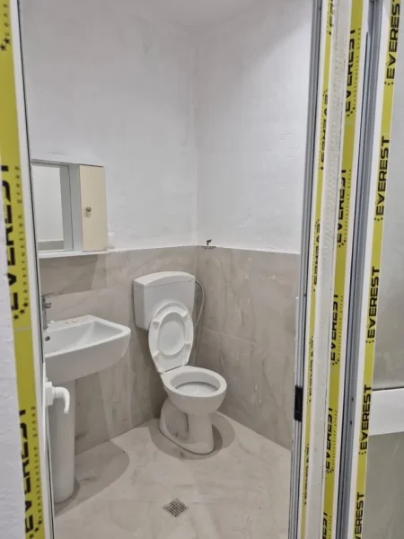 Tirane, jepet me qera zyre Kati 0, 260 m² 2.600 € (BULEVARDI I RI)