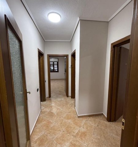 Tirane, jepet me qera zyre Kati 4, 165 m² 1.200 € (KOMUNA E PARIST)