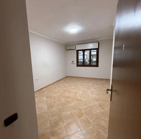 Tirane, jepet me qera zyre Kati 4, 165 m² 1.200 € (KOMUNA E PARIST)
