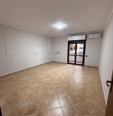Tirane, jepet me qera zyre Kati 4, 165 m² 1.200 € (KOMUNA E PARIST)