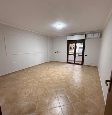 Tirane, jepet me qera zyre Kati 4, 165 m² 1.200 € (KOMUNA E PARIST)