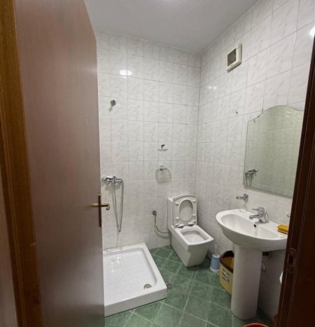 Tirane, jepet me qera zyre Kati 4, 165 m² 1.200 € (KOMUNA E PARIST)
