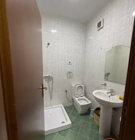Tirane, jepet me qera zyre Kati 4, 165 m² 1.200 € (KOMUNA E PARIST)