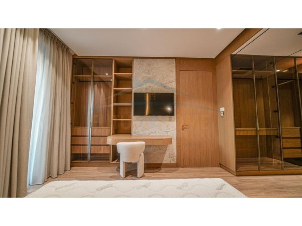 Tirane, jap me qera Vile 3 Katshe Kati 4, 312 m² 5.000 € (TEG)