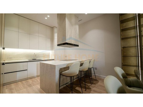 Tirane, jap me qera Vile 3 Katshe Kati 4, 312 m² 5.000 € (TEG)