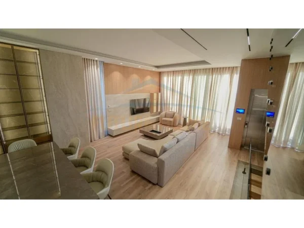 Tirane, jap me qera Vile 3 Katshe Kati 4, 312 m² 5.000 € (TEG)