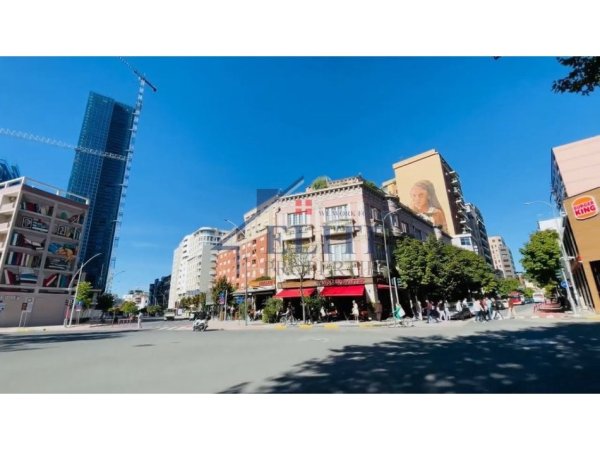 Tirane, shitet ambjent biznesi Kati 2, 13 m² 40.000 € (Rruga e Barrikadave)