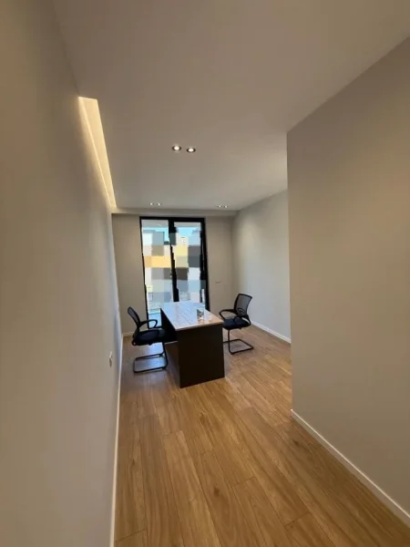 Tirane, jepet me qera zyre Kati 3, 70 m² 700 € (Rruga Mine Peza)