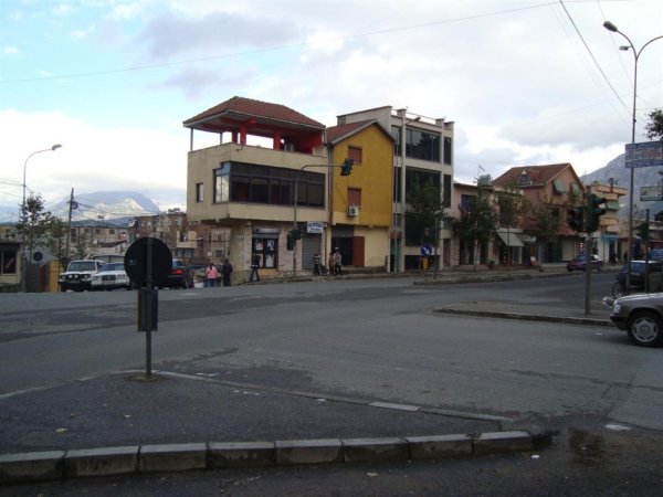 Tirane, jepet me qera magazine Kati 3, 75 m² 500 € (PRANE SHKOLLES SE BASHKUAR)