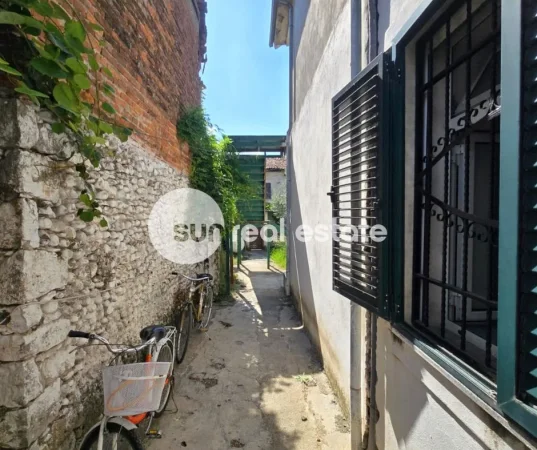 Shkoder, jepet me qera shtepi 3 Katshe Kati 0, 367 m² 1.000 € (GJUHADOL)