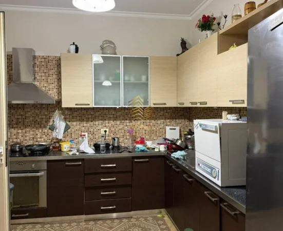Tirane, jepet me qera shtepi 3+1+Ballkon Kati 3, 220 m² 450 € (Rruga Marie Kraja)