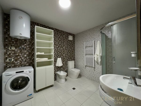 Tirane, jepet me qera apartament 3+1 Kati 4, 160 m² 1.800 € (Nobis)