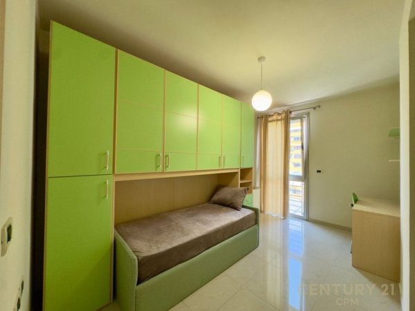 Tirane, jepet me qera apartament 3+1 Kati 4, 160 m² 1.800 € (Nobis)