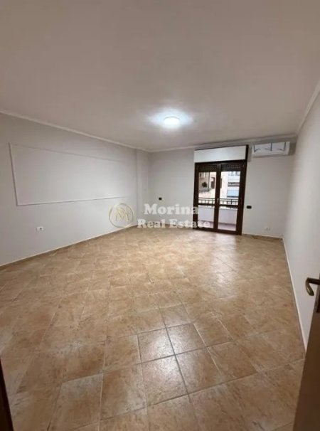 Tirane, jepet me qera apartament 4+1 Kati 4, 165 m² 1.200 € (Komuna e Parisit)