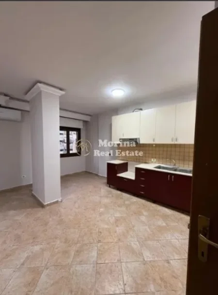 Tirane, jepet me qera apartament 4+1 Kati 4, 165 m² 1.000 € (Komuna e Parisit)